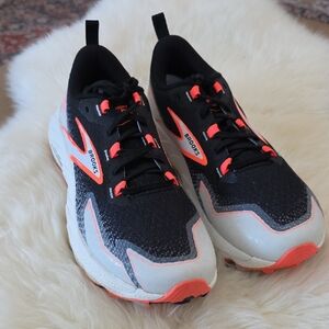 Like New Brooks Cascadia 18 Trail Adapt Women's Size 8 Running Sneakers 🖤🏃‍♀️